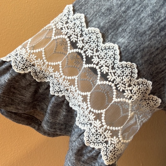 SJ Company Gray Top with lace infused sleeve Size 1X - Picture 2 of 2